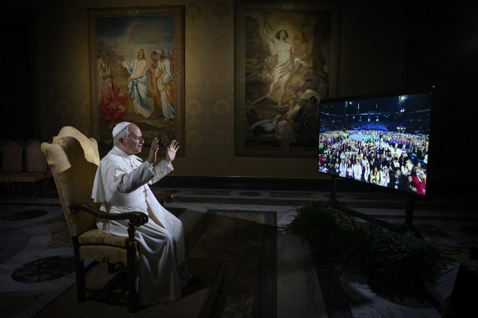 Pope tells U.S. youth to ‘be intentional’ with their screen time